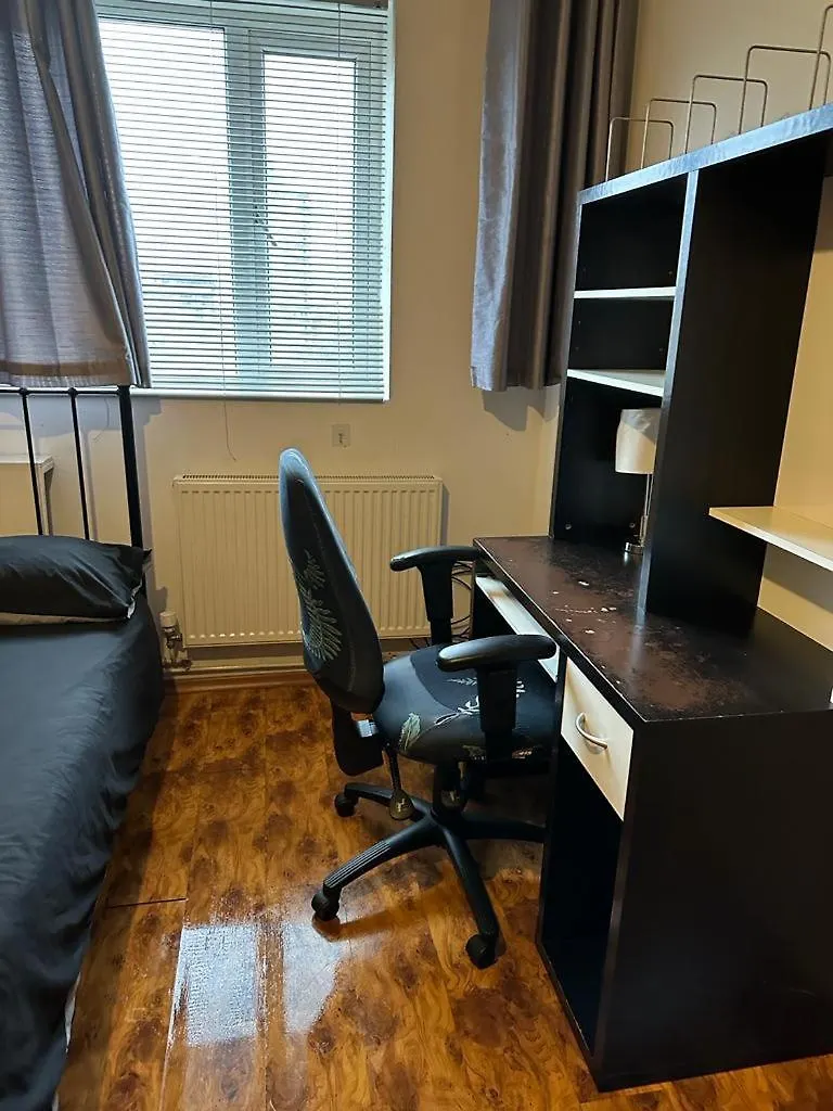 Shared Accommodation Ideal For Professional Or Students In Heart Of London Apartment