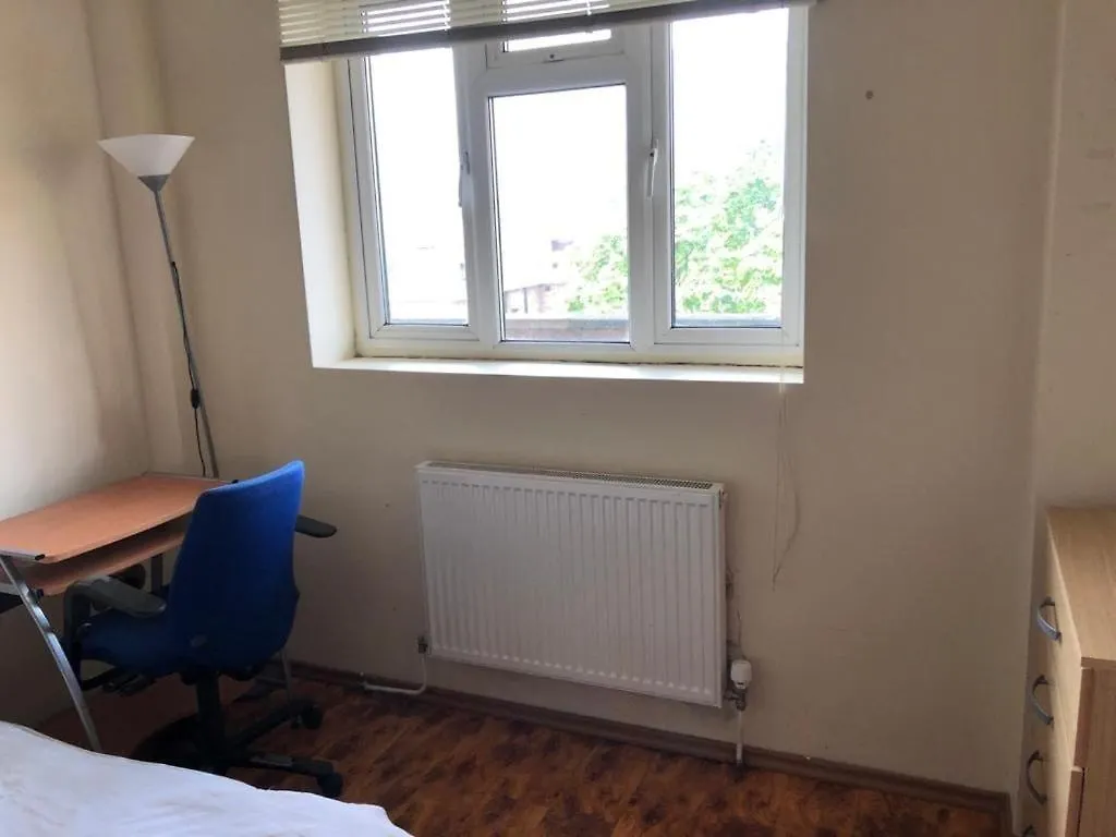 Shared Accommodation Ideal For Professional Or Students In Heart Of London