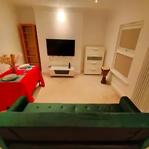 Fully-equipped Flat In The Of Londres